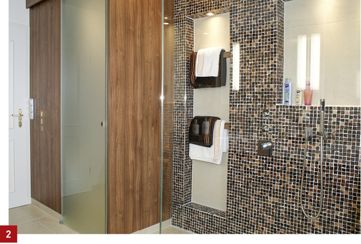 
Die Schiebetür erhielt in der oberen Führungsschiene einen Stopper. Überwindet man den kleinen Wiederstand, kann die Schiebetür bis vor den Dusch-Eintrittsbereich geschoben werden: Zugluft ade.



