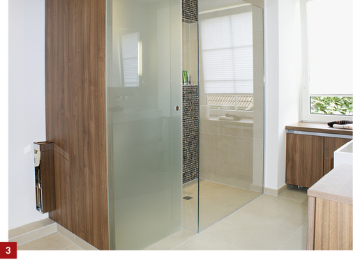 



Vor den Duscheintrittsbereich geschoben sorgt die Schiebetür dank der Satinierung für Intimität.
