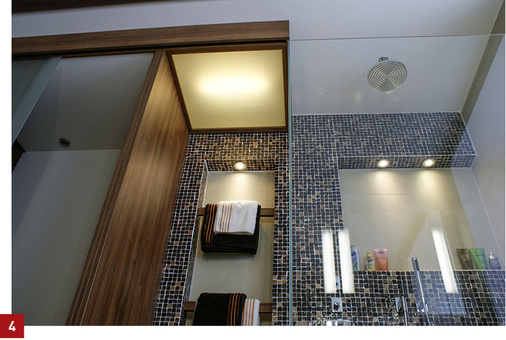 



Die Schiebetür hat ihre Aufhängung in einer Deckenschiene im abgehängten Baldachin.
