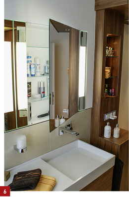 
Ein Doppelwaschtisch gewährt Raum für die parallele Badnutzung. Ein Einbauspiegelschrank sorgt für genügend personenbezogenen Stauraum.



