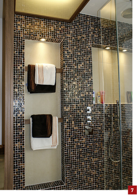 



Naturfarben: Eine Nische in der Vorwand im Duschantrittsbereich hält Handtücher griffbereit.
