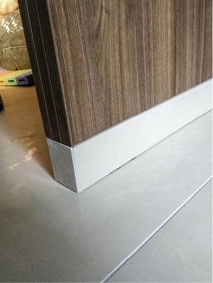 
Anschluss: Sockelbereich von Trennwänden bündig fliesen.



