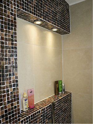 
Ohne Edelstahlschiene: Glasmosaik auf Gehrung schneiden.



