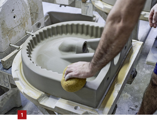 
1 Die Rohstoffe werden mit Wasser zum sogenannten Schlicker verarbeitet und durch Gießpumpen in die Gipsformen eingefüllt. Nach etwa einer Stunde ist der Formling gehärtet und wird zum weiteren Trocknen aus der Form genommen. Danach kommt der Feinschliff, auch Weißputz genannt.



Bild: Duravit
