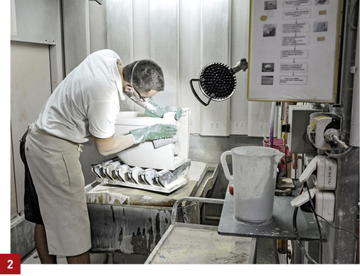 
2 Ist der Scherben entstaubt, erfolgt die Glasur. Beim WC werden bei Duravit sogar die Spülränder damit ausgegossen. So hat Schmutz keine Angriffsfläche.



Bild: Duravit
