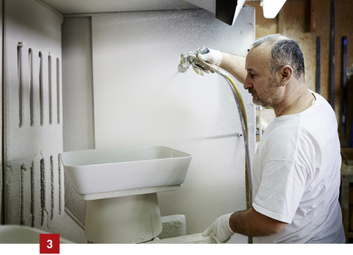 
3 Das Auftragen der Glasur erfolgt durch eine mit Druckluft betriebene Sprühpistole von Hand oder alternativ durch automatische Spritzanlagen.



Bild: Duravit
