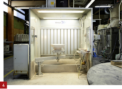 
4 Die rohen, glasierten Sanitärteile werden nach einer kurzen Trockenzeit in gasbeheizten Herdwagen oder Tunnelöfen bei etwa 1280 °C gebrannt.



Bild: Duravit
