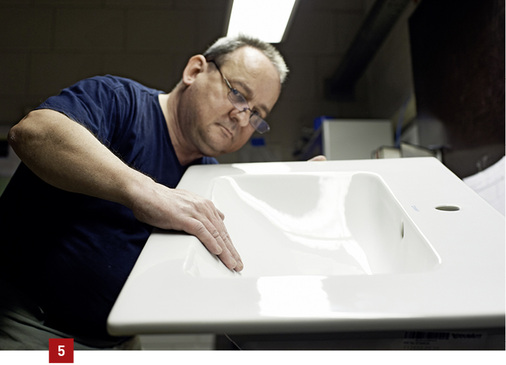 
Bild: Duravit



5 Abschließend erfolgt die Endkontrolle. Erst wenn das Stück die Prüfung bestanden hat, gelangt es in den Handel. 
