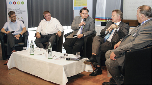 <p>
Diskutierten mit Hingabe zum Thema EWärmeG (v.l.): Frank Jäger, Uwe Glock, SBZ-Chefredakteur Dennis Jäger, Umweltminister Franz Untersteller und Joachim Butz.
</p>

<p>
</p> - © FV SHK BW

