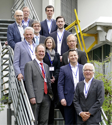 
Ehemalige Kollegen, Weggefährten und Mitstreiter in Sachen Kühldecke, BKT und Wärmepumpe referierten beim TWK-Festkolloqium für Fritz Nüßle. Von vorne rechts nach links: Norbert Fisch, Frank Kaiser, Werner Schenk, Yannick Friess, Roland Koenigsdorff, Johannes Hopf, Thomas Sefker, Rüdiger Külpmann.



