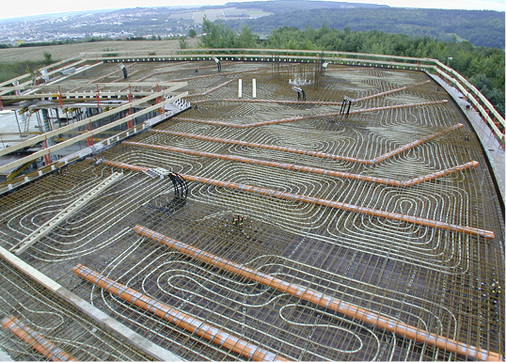 
Das Bürogebäude Energon in Ulm gilt als Meilenstein für den Durchbruch der Betonkerntemperierung in Bürogebäuden. Auch das dezentral angeordnete Zuluftsystem beeinflusst die Speicherwirkung der Betondecke.



