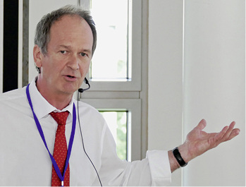 



Werner Schenk hat sich als eine Art deutscher Wärmepumpendoktor einen Namen gemacht. Mit dem von ihm entwickelten „Zehn-Punkte-Check“ lassen sich schlecht ausbalancierte Anlagen mit oftmals nur geringinvestiven Maßnahmen deutlich verbessern.
