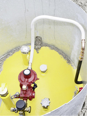 
Vorgefertigter und sicherheitsgeprüfter Druckregler am Flüssiggasbehälter.



