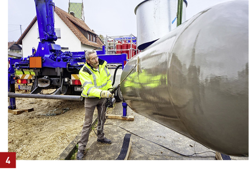 
Vor der Einlagerung wird der erdgedeckte Flüssiggasbehälter mittels Stromspannungsprüfung auf seinen Korrosionsschutz geprüft.
