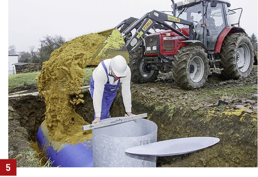 
Beim Einlagern des Flüssiggasbehälters ist Präzision gefragt.

