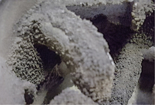 



Bei Vergrößerung wirkt der Staubbelag auf den Einbauten wuchtig. Es ist zu sehen, dass die Staubabscheidung die Funktion nicht beeinträchtigt. Da die Staubpartikel nicht „verbacken“, fallen sie nach unten ab.
