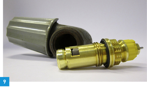 



9 Heizkörperventil früher (links) und Heizkörper-Ventileinsatz heute (rechts).
