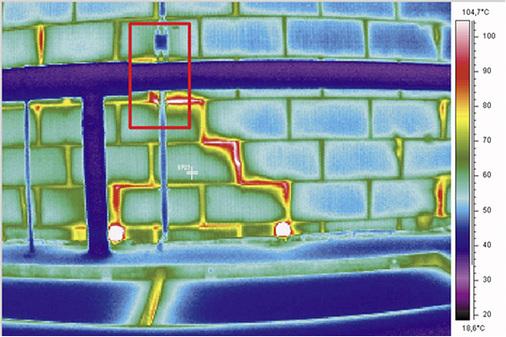 <p>
… oder Risse in gemauerten Schornsteinen.
</p>

<p>
</p> - © Flir

