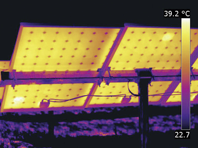 <p>
</p>

<p>
Auch thermisch auffällige Zellen, Module oder Wechselrichter von PV-Solaranlagen werden schnell erkannt.
</p> - © Flir

