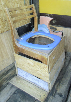 <p>
</p>

<p>
Mau: „WC“ auf einer russischen Datsche.
</p> - © Jurisch

