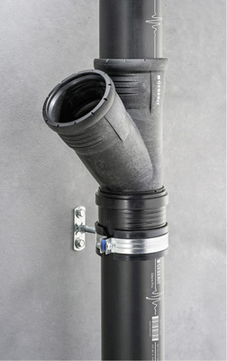 



Der Ausbreitung von Luftschall in Abwassersystemen wird durch Masse, beispielsweise mit dickwandigen Rohrleitungen, entgegengewirkt. Spezielle Systemrohrschellen sorgen für die Schallentkopplung vom Baukörper.
