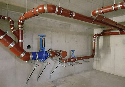 



Beispielhafte Kellerverteilung mit metallenen Gussrohrleitungen.
