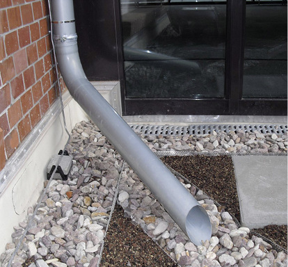 
Optisch sauber, aber nicht ohne Risiko: Bei Starkregen besteht die Gefahr, dass das Wasser trotz Drainageschacht durch die Terrassentür eindringt.
