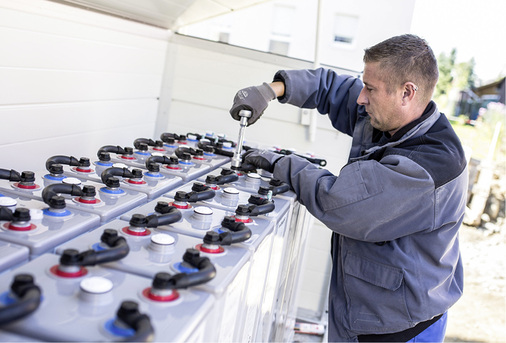 
Die weit verbreiteten Bleiakkus (im Bild Blei-Gel-Akkus) schneiden in der Umwelt-/Ökobilanz nicht so gut ab wie Lithium-Ionen-Batterien.



