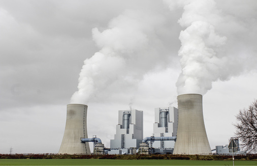 
Allerdings kann mit Batterien dem Klima Schaden an anderen Stellen im Energiesystem erspart bleiben, weil weniger Netzstrom bezogen wird, z. B. auch Strom aus Braunkohle.



