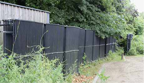 
Dieser Zaun aus Solarabsorbern regeneriert den Eisspeicher. Die Wärmepumpe kann aber zu Heizzwecken auch direkt darauf zugreifen. 



