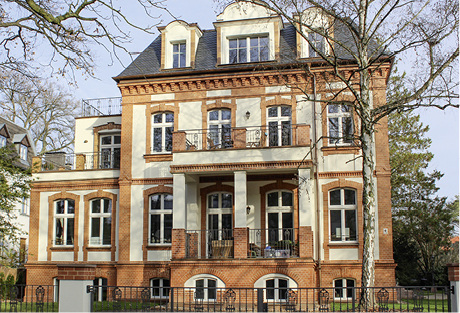 
Sechs Wohnungen entstanden in dieser Berliner Villa – beheizt über den Fußboden und mittels Erdwärmepumpe. 



