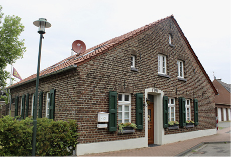 
Auch bei sehr alten Gebäuden wie diesem Bauernhaus ist eine Nachrüstung mittels Wärmepumpe und Fußbodenheizung möglich. 



