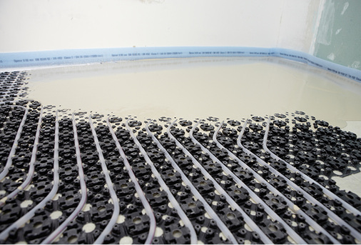 



Die Klicksysteme lassen sich einfach verlegen. Ein Estrich sorgt für ebenen Abschluss und gute Wärmeleitung. 
