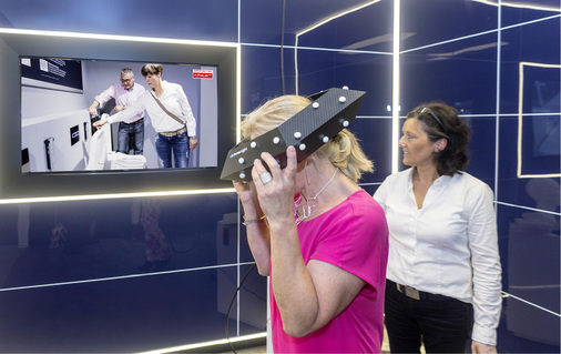 
Neue Wege beim Planen und Beraten: Hier mit einer 3D-Brille im Planungsstudio (Fachhandwerksbetrieb Holtzmann aus Ronnenberg).



