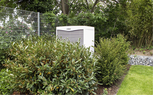 
Bis ca. 5 °C Außentemperatur kann die Wärmepumpe ausschließlich mit Energie aus dem Quellenspeicher versorgt werden. Erst bei tieferen Temperaturen muss das Außengerät anspringen.



