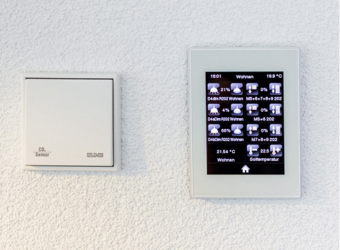 
Die Bedienung der technischen Anlagen kann über verschiedene Lösungen umgesetzt werden – hier durch smarte Displays. Daneben ein CO2-Sensor.



