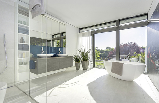 
Klare Linien und großzügige Glasflächen prägen das Bild des KfW-Effizienzhauses 40 Plus.



