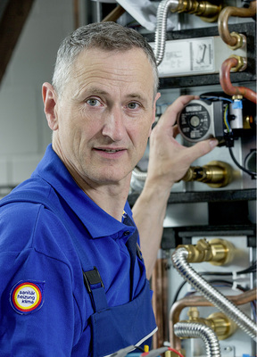 





Das SHK-Handwerk ist im dreistufigen Vertrieb das wichtigste Bindeglied zum Kunden. 

