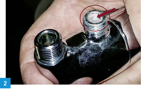 
2 Schutzmaßnahme: In Eckventilthermostaten muss ein Rückflussverhinderer tiefer positioniert sein, sonst kann ihn ein angeschraubter Flexschlauch zerstören.



