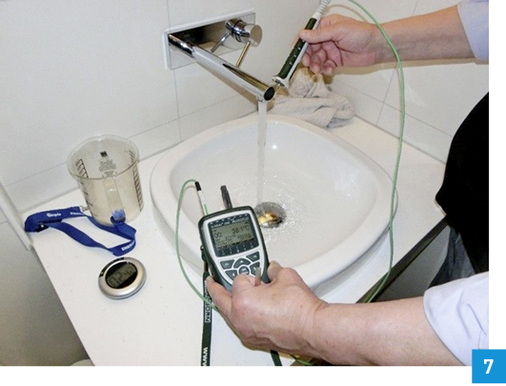 <p>
Messung von Zapfprofilen mit einem Sekundenthermometer an einer Entnahmestelle.
</p>

<p>
</p> - © Kemper

