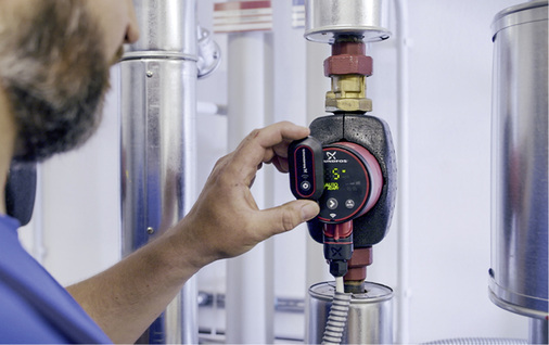 
Der Alpha Reader wird für die Dauer des hydraulischen Abgleichs am Pumpenkopf befestigt und überträgt die Betriebsdaten per Bluetooth auf das Smartphone.



