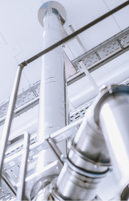 
Richtig dimensioniert: BHKW-Abgasanlage mit Leitungen durch das Schrägdach. 



