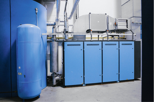 
10 000-l-BHKW- und Systempufferspeicher (links), Logafix-Ausdehnungsgefäß BU-H 1000 l (vorne) sowie BHKW-Kompaktmodul Loganova EN140 (rechts). 



