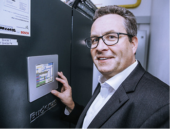 
Carsten Brockmann hat am Touchscreen-Display des BHKW-Moduls Zugriff auf alle wichtigen Daten. 



