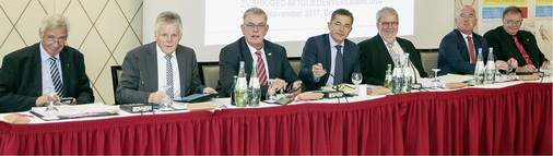 
Stellen im Vorstand die Weichen der SHK-Berufsorganisation (v. l.): Ulrich Kössel, Fritz Schellhorn, Norbert Borgmann, Vize Michael Hilpert, Präsident Friedrich Budde, Hauptgeschäftsführer Andreas Müller sowie Joachim Butz.



