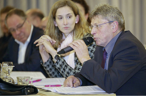 
Zu etlichen Themen gab es Diskussionsbedarf. Hier Helmut Gosert sowie Katharina Hilger (beide Fachverband Rheinland/Rheinhessen).



