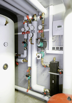 
Erkenntnisse für die Beprobungspraxis: Zentrale Probenahmen am Trinkwassererwärmer allein sind nicht aussagekräftig genug. Bei hygienisch-mikrobiologischen Untersuchungen speziell in Gebäuden wie Krankenhäusern, Pflegeheimen und Kindertagesstätten empfiehlt es sich, eine individuelle Beprobungsstrategie zu erarbeiten, die periphere Entnahmestellen aller Steigstränge einschließt.



