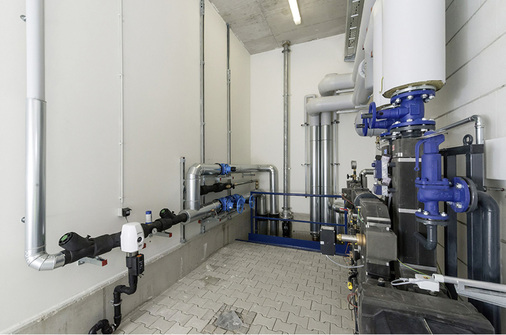 
Vom zentralen Wasseranschluss verzweigt sich die Installation sternförmig zu den verschiedenen Gebäuden im Apassionata-Park – hier im Bild die Trinkwasserstation mit Vorwärmung für die Tränken im Reitstall.



