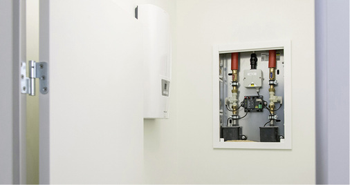 
In den Sanitäranlagen hält an den entferntesten Trinkwasserverbrauchern eine Viega-Spülstation mit Hygiene+ Funktion den regelmäßigen Wasserwechsel aufrecht, wenn Nutzungsunterbrechungen erkannt werden.



