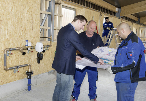 
Trinkwasserhygiene in Theorie und Praxis: (v. l.): Viega-Berater Dominik Hampel mit den Monteuren von DS elektrotherm Martin Norkowski und Tugay Keser.



